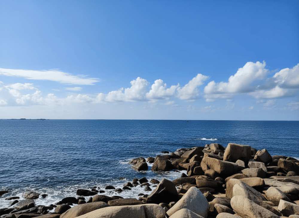 Biển Thi&ecirc;n Cầm thu h&uacute;t du kh&aacute;ch bởi kh&ocirc;ng gian y&ecirc;n b&igrave;nh v&agrave; phong cảnh sơn thủy hữu t&igrave;nh